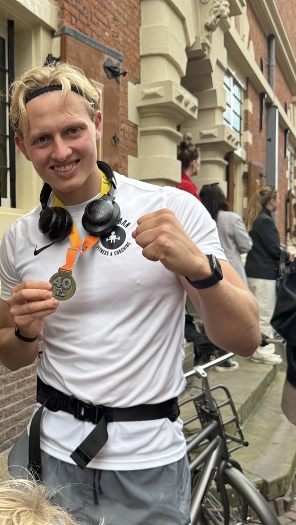 Stijn Bouwman met zijn medaille na een wedstrijd